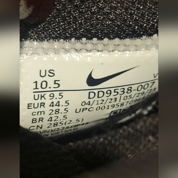 Nike KD Trey V, Size Men’s 10.5, Primary Colors are Black and white